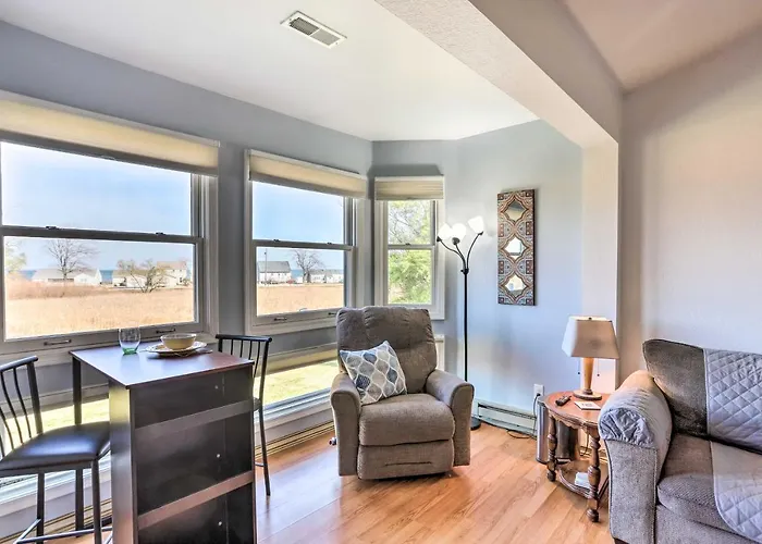Quaint Couples Escape Pool, Near Lake Erie!